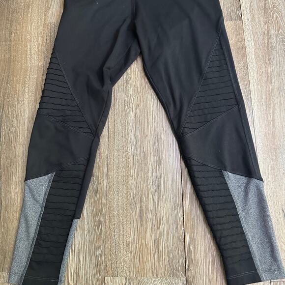 PINK by Victoria’s Secret Ultimate 3/4 Leggings Size Small Black EUC Comfy Fit - Picture 1 of 3